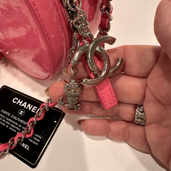 Chanel “Round As Earth” pink patent leather two way bag. - Picture 2 of 2
